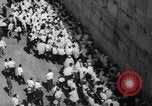 Immagine di Jewish Nuovo Anno al Muro Occidentale Gerusalemme Palestina, 1967, secondo 22 filmato di repertorio 65675043048