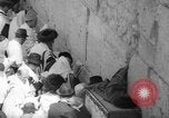Immagine di Jewish Nuovo Anno al Muro Occidentale Gerusalemme Palestina, 1967, secondo 27 filmato di repertorio 65675043048