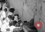 Immagine di Jewish Nuovo Anno al Muro Occidentale Gerusalemme Palestina, 1967, secondo 28 filmato di repertorio 65675043048
