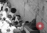 Immagine di Jewish Nuovo Anno al Muro Occidentale Gerusalemme Palestina, 1967, secondo 29 filmato di repertorio 65675043048