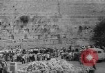 Immagine di Jewish Nuovo Anno al Muro Occidentale Gerusalemme Palestina, 1967, secondo 41 filmato di repertorio 65675043048