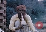 Standbild Snake Charmer Indien, 1956, aus Sekunde 1 historischem Filmmaterial Videoclip 65675043054