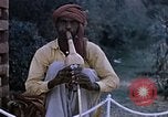Standbild Snake Charmer Indien, 1956, aus Sekunde 5 historischem Filmmaterial Videoclip 65675043054