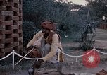 Standbild Snake Charmer Indien, 1956, aus Sekunde 43 historischem Filmmaterial Videoclip 65675043054