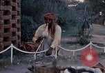 Standbild Snake Charmer Indien, 1956, aus Sekunde 44 historischem Filmmaterial Videoclip 65675043054