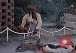 Standbild Snake Charmer Indien, 1956, aus Sekunde 45 historischem Filmmaterial Videoclip 65675043054