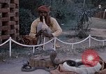 Standbild Snake Charmer Indien, 1956, aus Sekunde 46 historischem Filmmaterial Videoclip 65675043054