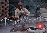 Standbild Snake Charmer Indien, 1956, aus Sekunde 47 historischem Filmmaterial Videoclip 65675043054
