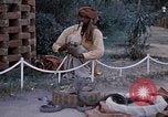 Standbild Snake Charmer Indien, 1956, aus Sekunde 48 historischem Filmmaterial Videoclip 65675043054