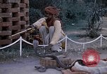 Standbild Snake Charmer Indien, 1956, aus Sekunde 50 historischem Filmmaterial Videoclip 65675043054