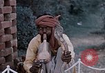 Standbild Snake Charmer Indien, 1956, aus Sekunde 52 historischem Filmmaterial Videoclip 65675043054