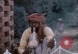 Standbild Snake Charmer Indien, 1956, aus Sekunde 54 historischem Filmmaterial Videoclip 65675043054