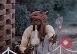 Standbild Snake Charmer Indien, 1956, aus Sekunde 57 historischem Filmmaterial Videoclip 65675043054