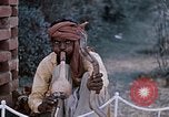 Standbild Snake Charmer Indien, 1956, aus Sekunde 61 historischem Filmmaterial Videoclip 65675043054