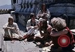 Standbild Gruppe von Hippies in Nepal Kathmandu Nepal, 1969, aus Sekunde 3 historischem Filmmaterial Videoclip 65675043057