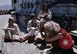 Standbild Gruppe von Hippies in Nepal Kathmandu Nepal, 1969, aus Sekunde 4 historischem Filmmaterial Videoclip 65675043057