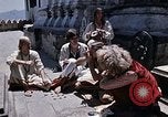 Standbild Gruppe von Hippies in Nepal Kathmandu Nepal, 1969, aus Sekunde 5 historischem Filmmaterial Videoclip 65675043057