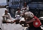 Standbild Gruppe von Hippies in Nepal Kathmandu Nepal, 1969, aus Sekunde 6 historischem Filmmaterial Videoclip 65675043057