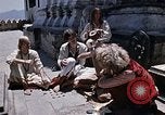 Standbild Gruppe von Hippies in Nepal Kathmandu Nepal, 1969, aus Sekunde 7 historischem Filmmaterial Videoclip 65675043057