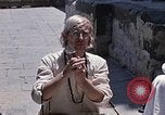 Standbild Gruppe von Hippies in Nepal Kathmandu Nepal, 1969, aus Sekunde 8 historischem Filmmaterial Videoclip 65675043057