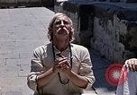 Standbild Gruppe von Hippies in Nepal Kathmandu Nepal, 1969, aus Sekunde 10 historischem Filmmaterial Videoclip 65675043057