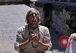 Standbild Gruppe von Hippies in Nepal Kathmandu Nepal, 1969, aus Sekunde 11 historischem Filmmaterial Videoclip 65675043057
