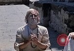 Standbild Gruppe von Hippies in Nepal Kathmandu Nepal, 1969, aus Sekunde 12 historischem Filmmaterial Videoclip 65675043057