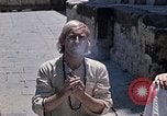 Standbild Gruppe von Hippies in Nepal Kathmandu Nepal, 1969, aus Sekunde 13 historischem Filmmaterial Videoclip 65675043057