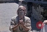 Standbild Gruppe von Hippies in Nepal Kathmandu Nepal, 1969, aus Sekunde 14 historischem Filmmaterial Videoclip 65675043057