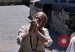 Standbild Gruppe von Hippies in Nepal Kathmandu Nepal, 1969, aus Sekunde 17 historischem Filmmaterial Videoclip 65675043057