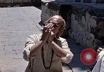 Standbild Gruppe von Hippies in Nepal Kathmandu Nepal, 1969, aus Sekunde 18 historischem Filmmaterial Videoclip 65675043057