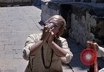 Standbild Gruppe von Hippies in Nepal Kathmandu Nepal, 1969, aus Sekunde 19 historischem Filmmaterial Videoclip 65675043057