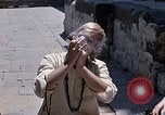 Standbild Gruppe von Hippies in Nepal Kathmandu Nepal, 1969, aus Sekunde 20 historischem Filmmaterial Videoclip 65675043057
