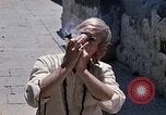 Standbild Gruppe von Hippies in Nepal Kathmandu Nepal, 1969, aus Sekunde 21 historischem Filmmaterial Videoclip 65675043057