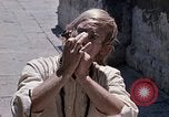 Standbild Gruppe von Hippies in Nepal Kathmandu Nepal, 1969, aus Sekunde 22 historischem Filmmaterial Videoclip 65675043057