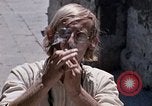 Standbild Gruppe von Hippies in Nepal Kathmandu Nepal, 1969, aus Sekunde 23 historischem Filmmaterial Videoclip 65675043057