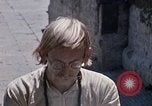 Standbild Gruppe von Hippies in Nepal Kathmandu Nepal, 1969, aus Sekunde 26 historischem Filmmaterial Videoclip 65675043057