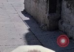 Standbild Gruppe von Hippies in Nepal Kathmandu Nepal, 1969, aus Sekunde 31 historischem Filmmaterial Videoclip 65675043057
