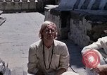 Standbild Gruppe von Hippies in Nepal Kathmandu Nepal, 1969, aus Sekunde 32 historischem Filmmaterial Videoclip 65675043057