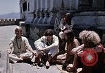 Standbild Gruppe von Hippies in Nepal Kathmandu Nepal, 1969, aus Sekunde 43 historischem Filmmaterial Videoclip 65675043057
