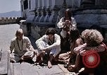 Standbild Gruppe von Hippies in Nepal Kathmandu Nepal, 1969, aus Sekunde 53 historischem Filmmaterial Videoclip 65675043057