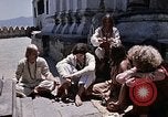 Standbild Gruppe von Hippies in Nepal Kathmandu Nepal, 1969, aus Sekunde 54 historischem Filmmaterial Videoclip 65675043057