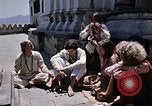 Standbild Gruppe von Hippies in Nepal Kathmandu Nepal, 1969, aus Sekunde 56 historischem Filmmaterial Videoclip 65675043057