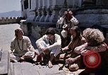 Standbild Gruppe von Hippies in Nepal Kathmandu Nepal, 1969, aus Sekunde 57 historischem Filmmaterial Videoclip 65675043057