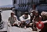 Standbild Gruppe von Hippies in Nepal Kathmandu Nepal, 1969, aus Sekunde 60 historischem Filmmaterial Videoclip 65675043057