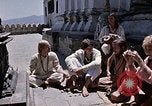 Standbild Gruppe von Hippies in Nepal Kathmandu Nepal, 1969, aus Sekunde 62 historischem Filmmaterial Videoclip 65675043057