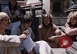 Standbild Gruppe von Hippies Kathmandu Nepal, 1969, aus Sekunde 3 historischem Filmmaterial Videoclip 65675043058