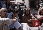 Standbild Gruppe von Hippies Kathmandu Nepal, 1969, aus Sekunde 4 historischem Filmmaterial Videoclip 65675043058