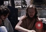 Standbild Gruppe von Hippies Kathmandu Nepal, 1969, aus Sekunde 5 historischem Filmmaterial Videoclip 65675043058