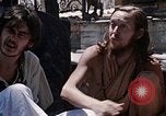 Standbild Gruppe von Hippies Kathmandu Nepal, 1969, aus Sekunde 6 historischem Filmmaterial Videoclip 65675043058